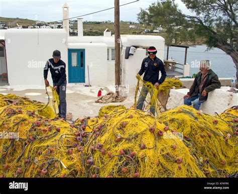 Pêcheur réparant ses filets, mer des Caraïbes