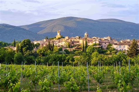 Vue panoramique du village de Lourmarin avec le Luberon en arrière-plan