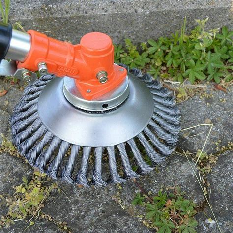 Vue rapprochée d'une brosse de désherbage rotative fixée sur une débroussailleuse