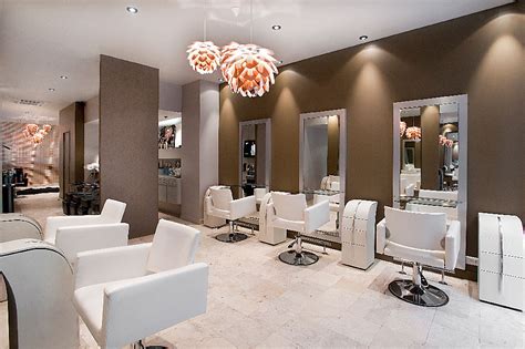 une vue artistique d'un salon de coiffure moderne et chaleureux