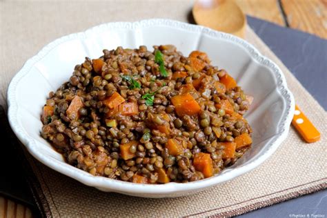 Micro-pousses de lentilles dans un plat