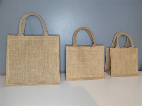 schéma illustrant la disposition verticale de sacs en toile de jute sur une balustrade