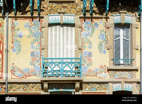 Une façade de maison élégamment recouverte de clématites en fleurs