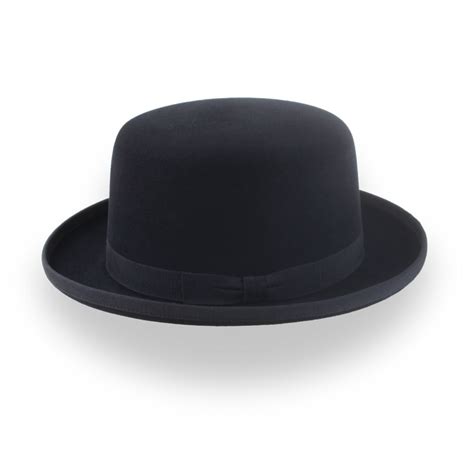Un chapeau melon classique posé sur un support en bois, mettant en valeur sa calotte arrondie et son bord roulé