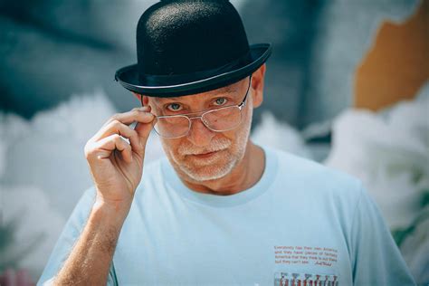 Photographie stylisée d'un homme portant un chapeau melon avec un costume moderne