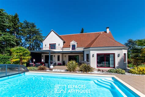 Maison traditionnelle avec jardin et piscine