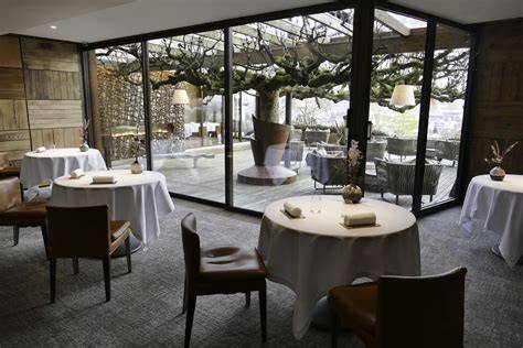 Intérieur élégant du restaurant Le Clos des Hortensias