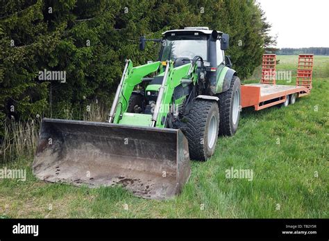 Tracteur avec chargeur frontal manipulant du fumier