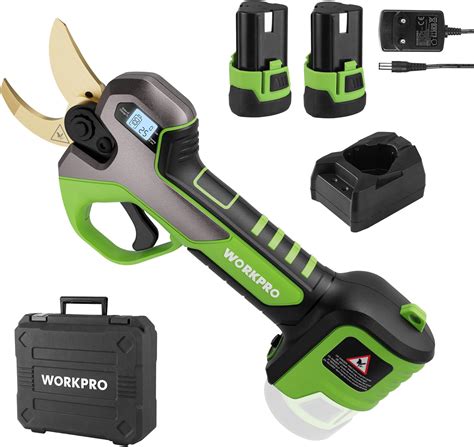 Sécateur électrique à batterie en action