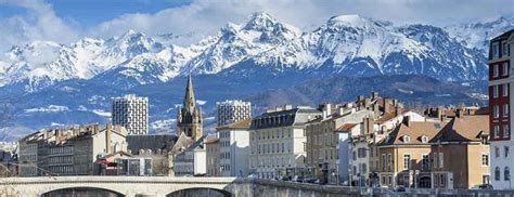 Vue panoramique de la ville de Chambéry au pied des montagnes savoyardes