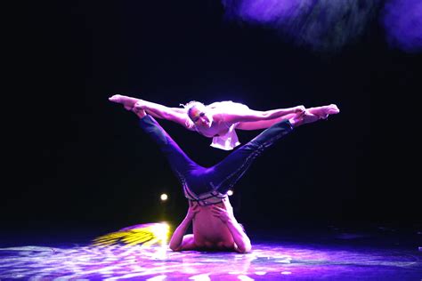 Acrobates au sol réalisant des figures complexes