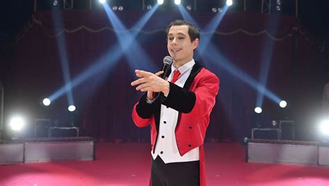 Monsieur Loyal présentant un numéro de cirque