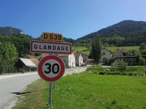 Vue panoramique des Sucettes de Glandage se dressant au-dessus de la forêt