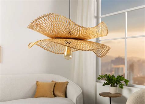 Suspension en bambou tressé diffusant une lumière chaude dans un salon moderne
