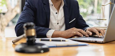 Image d'un avocat et de son client discutant dans un bureau, symbolisant le conseil juridique en matière de succession.