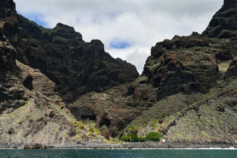Panorama des falaises de basalte à Tenerife avec vue sur l'océan