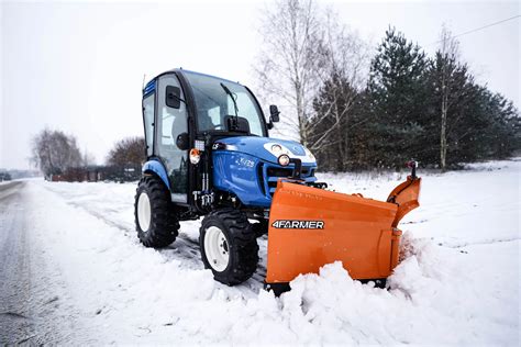 Illustration d'un tracteur tondeuse équipé pour le déneigement