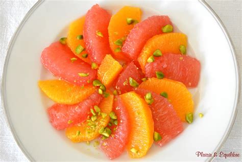 Salade d'agrumes décorée de miel d'oranger