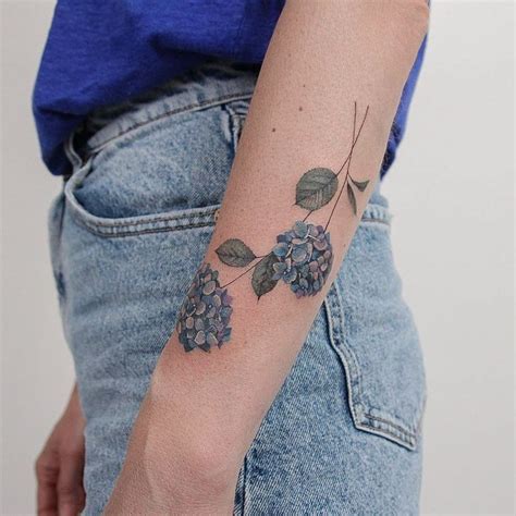 Tatouage d'hortensia stylisé