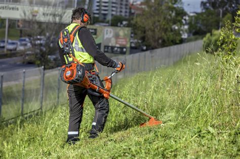 débroussailleuse Husqvarna en action