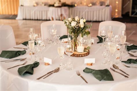une table de mariage magnifiquement décorée avec des fleurs