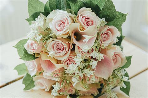 variété de bouquets de fleurs pour différents thèmes de mariage