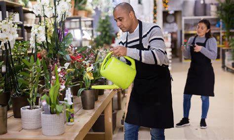 fleuriste en plein travail pour un mariage