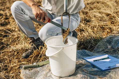 Technicien agricole prélevant des échantillons de sol