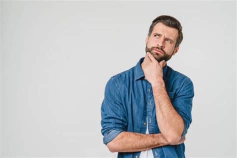 Un homme pensif face à un dilemme