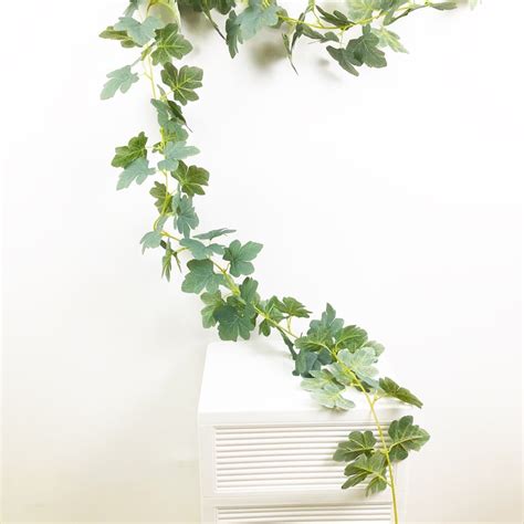 Gros plan sur les feuilles en soie d'une guirlande de lierre artificielle