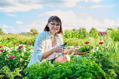 personne souriante dans un potager