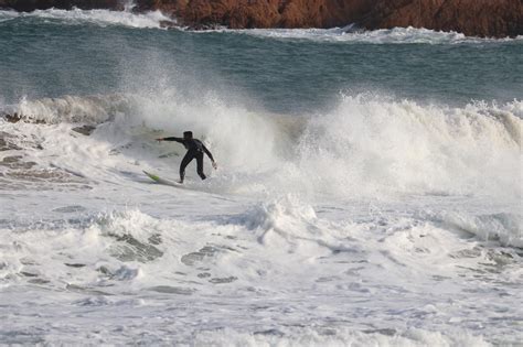 Frey surfant sur l'eau grâce à sa compétence Glisser