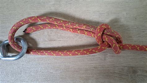 Photo N°1: Le noeud de fermeture de la cordelette est à droite. C'est sur ce brin que sera passé le rappel.