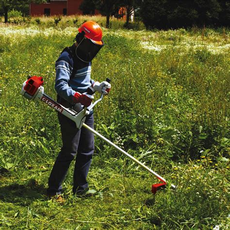 débroussailleuse thermique en action