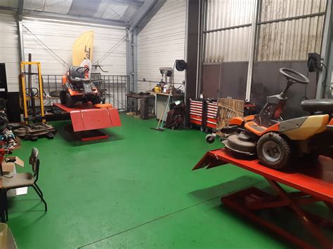 Vue d'ensemble d'un atelier de réparation de motoculture organisé