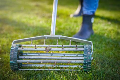 Aérateur de gazon professionnel en action sur un terrain paysager