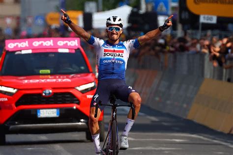 Julian Alaphilippe en plein effort dans un peloton étiré par le vent