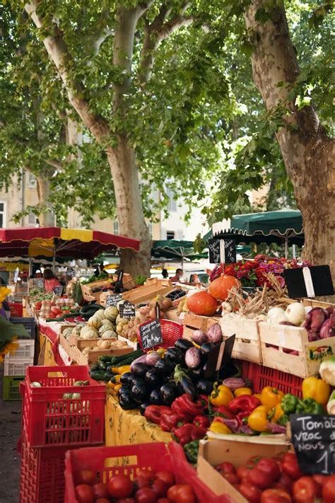 Marché traditionnel breton avec des étals de produits locaux