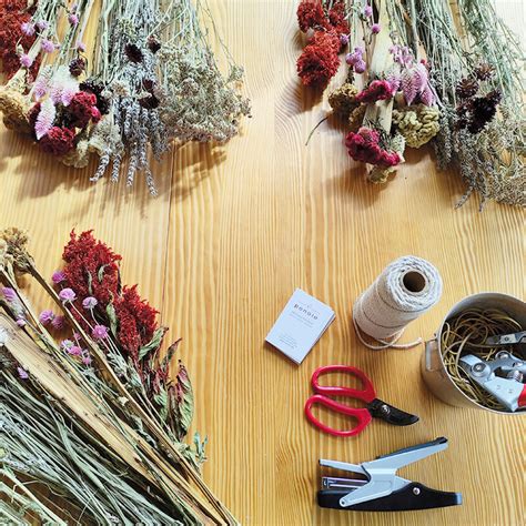 Détail d'un bouquet artisanal dans un atelier de fleurs séchées