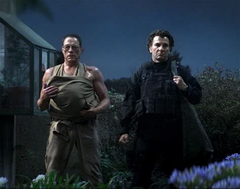 Jean-Claude Van Damme en costume de jardinier