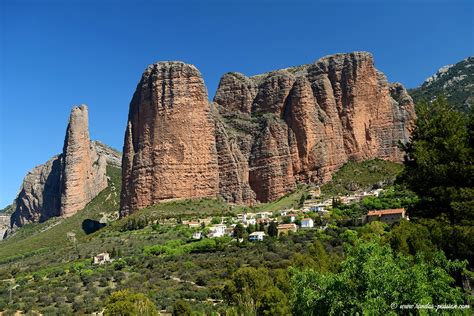 Vue panoramique des Mallos de Riglos avec le village au premier plan
