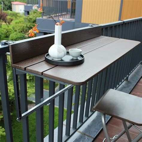 Table de balcon décorée avec des éléments naturels comme des châtaignes et des feuilles d'automne