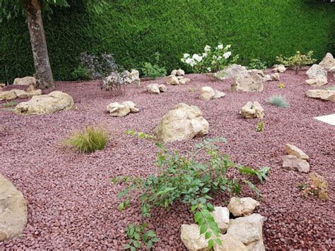 Exemple de rocaille avec paillage en pouzzolane mettant en valeur des succulentes