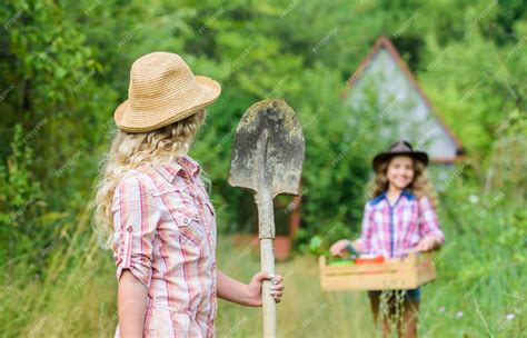 enfant explorant un jardin avec des outils adaptés