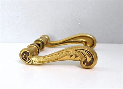 Exemple de poignée de porte en laiton de style Art Nouveau