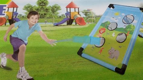 des invités s'amusant autour d'un jeu de lancer innovant