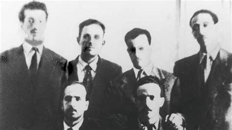 Photo de groupe des fondateurs devant les installations de la Ferm'entente