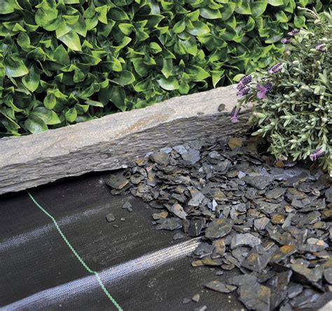Comparatif visuel entre une toile de paillage noire recouverte de gravier et une toile nue