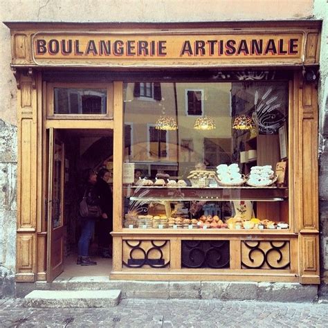 façade chaleureuse et vitrine vintage d'une boulangerie artisanale
