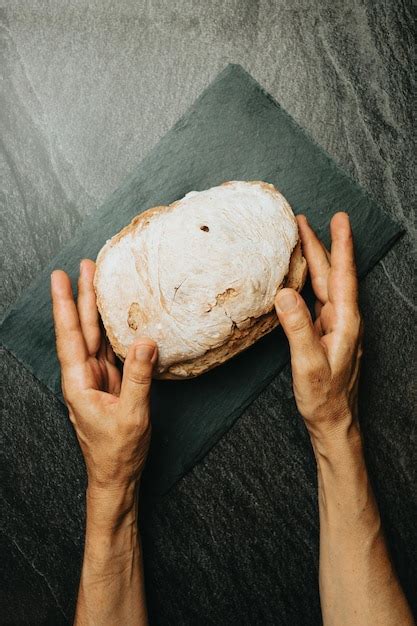pain artisanal biologique disposé sur des étagères en bois